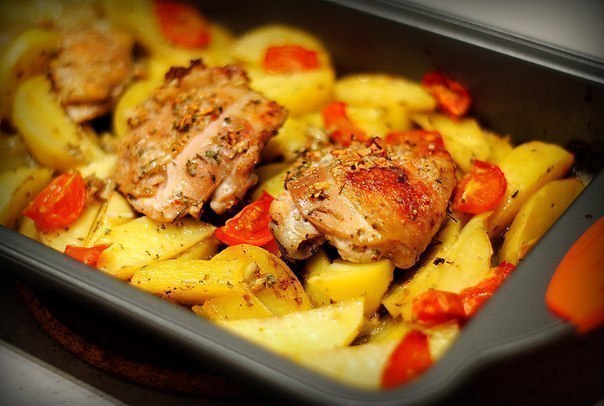 Курица маринованная в кефире, запечёная с картофелем