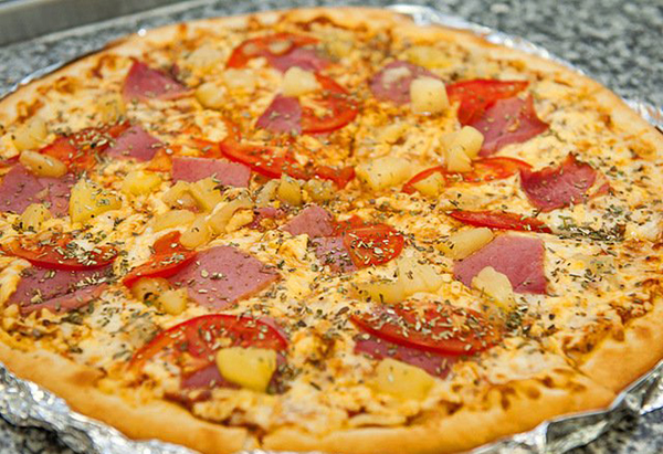 Пицца «Неаполитано» с ветчиной и помидорами